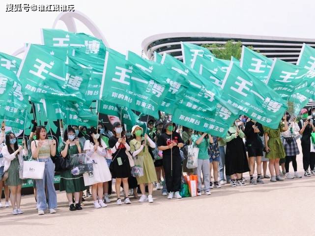 原创乐华演唱会一片绿海满场都是王一博应援色不愧是乐华唯一top