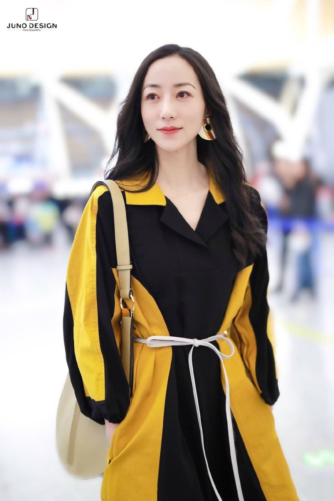 设计|气质女神韩雪，一袭粉色开叉裙尽显曼妙好身材，36岁美得像26岁