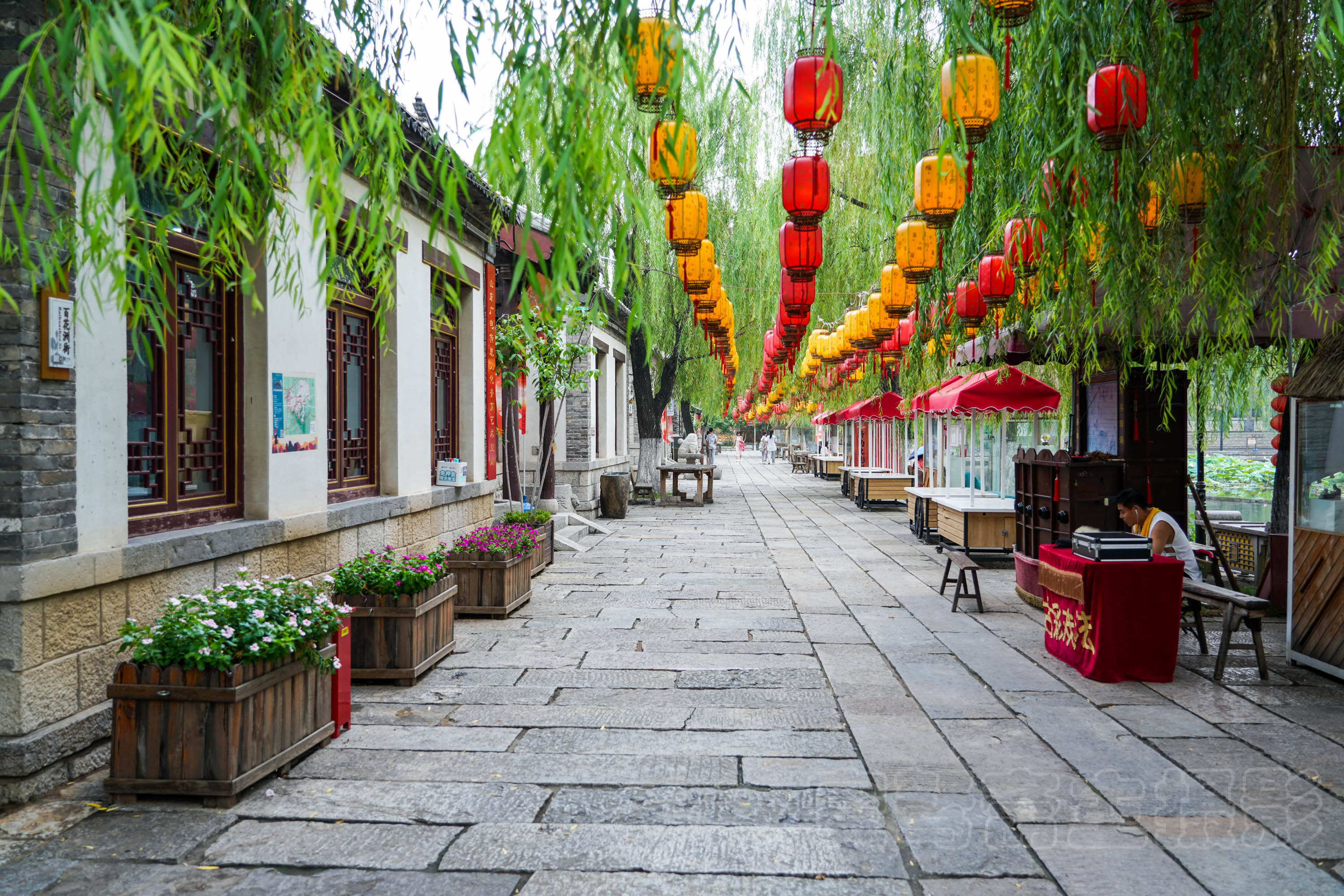 街区|济南百花洲，有人说这里是真正的老街，也有人说是仿古建筑，到底该相信谁的呢