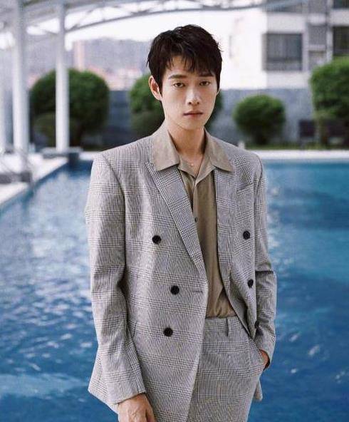 魏大勋|魏大勋新歌《指缝里的光》上线，网友：魏大勋唱歌还挺好听