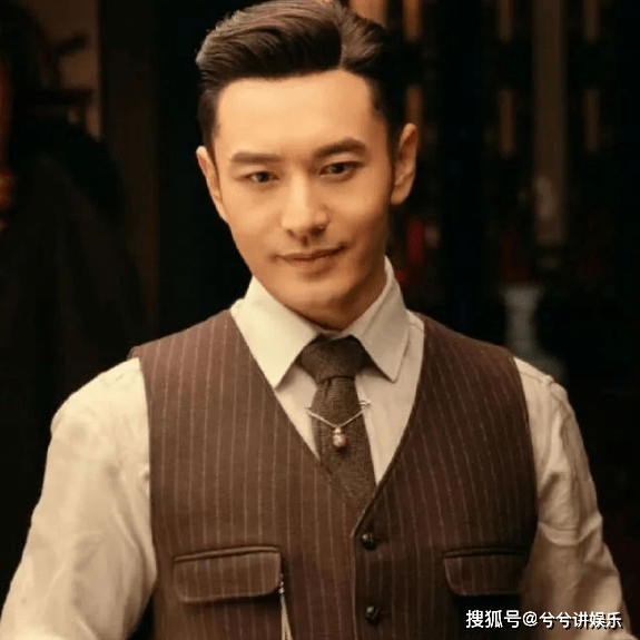 美食|黄晓明回老家分享日常：满满一桌海鲜，吃饭时开心比耶手势摆拍
