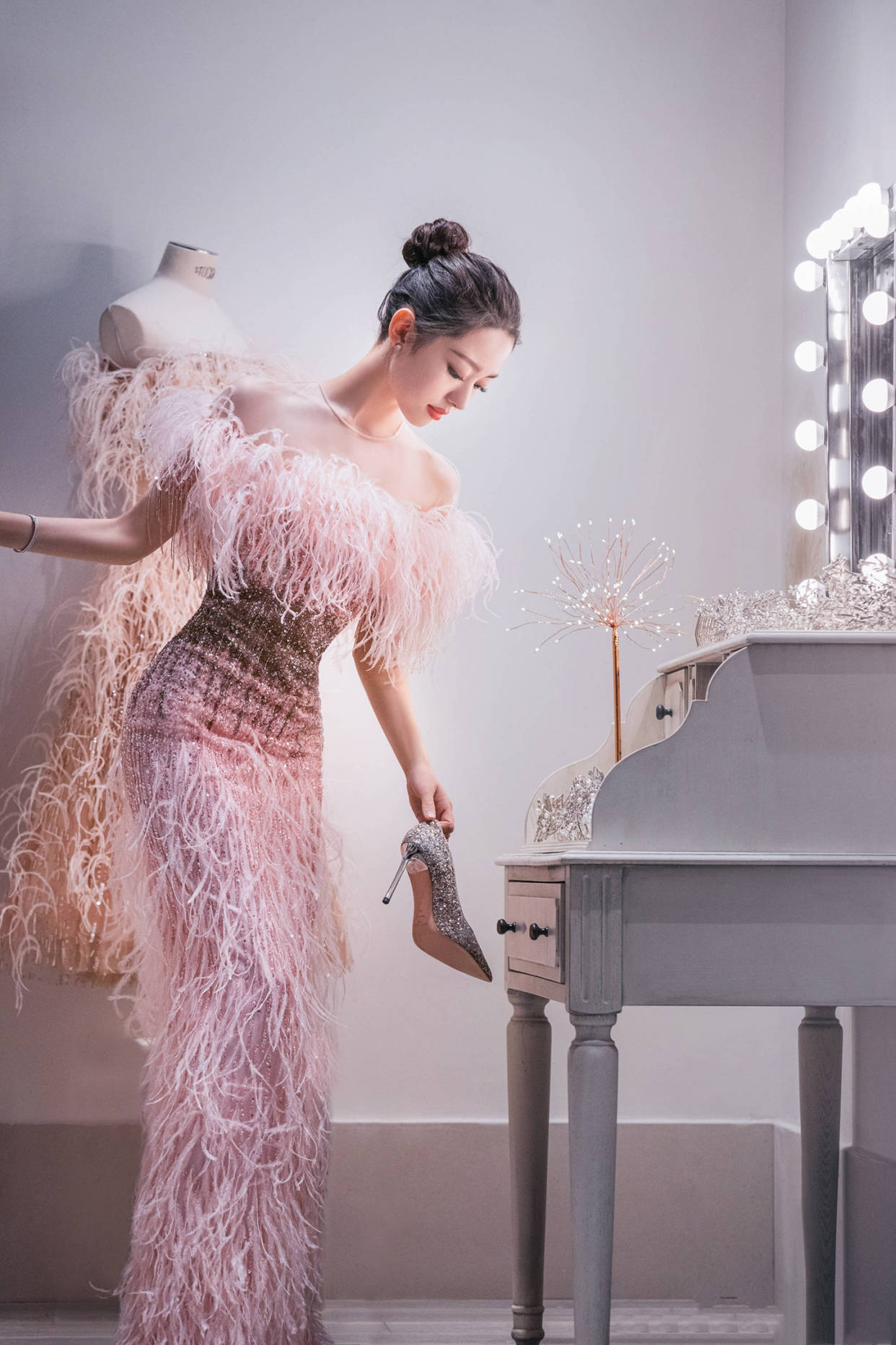 仙女|微博之夜仙女聚集！郑爽清纯宋祖儿甜美，吉娜一袭羽毛裙美出天际