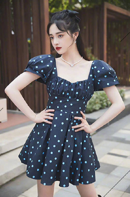 设计|杨紫妈妈有多潮？穿波点裙出镜气质不输明星，杨紫直接喊“贵妇”