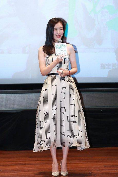 展现|田朴珺才是“商圈女神”，一袭黑白抹胸礼服精致时髦，干练高挑