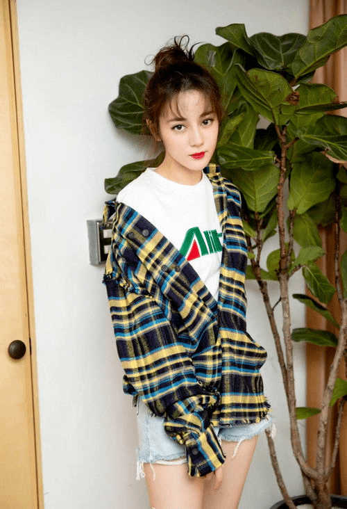 显得|迪丽热巴人美又会穿，一袭宝蓝色丝绒长裙高贵典雅，高级时髦