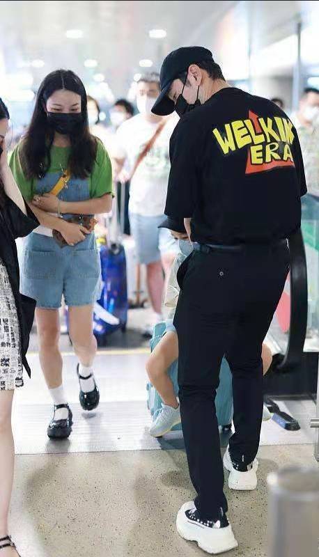 身材|黄晓明机场溜娃，瘦不少变奶爸小生真清爽，4岁儿子眉眼随妈秀气
