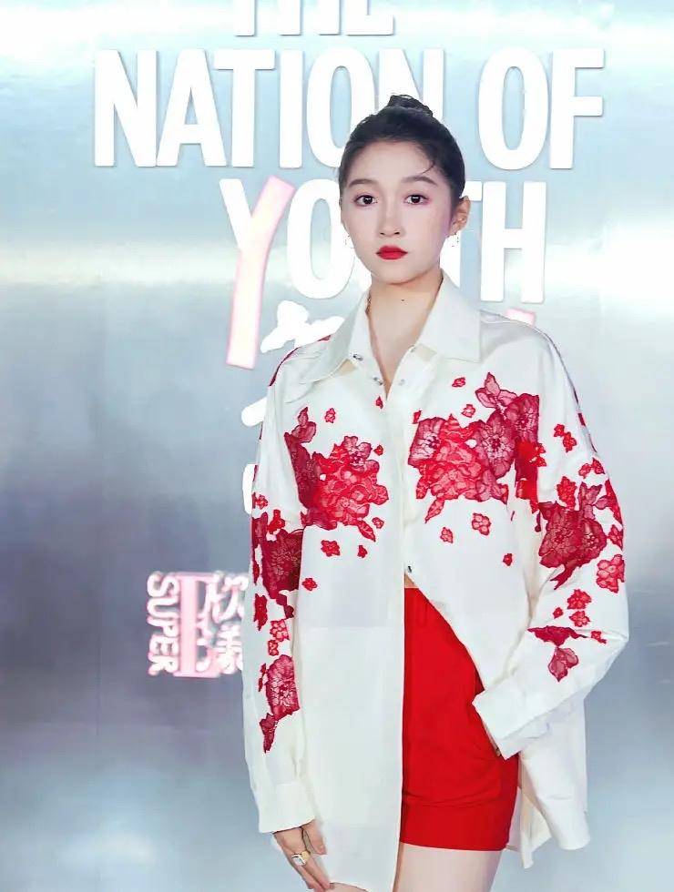 身材|关晓彤玫瑰刺绣衬衫造型曝光！红白look女人味十足，大秀逆天长腿