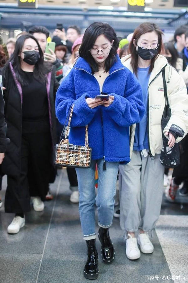 吴宣|吴宣仪的长相真甜美，穿的普通气质依旧迷人，可惜鞋子选错太减分