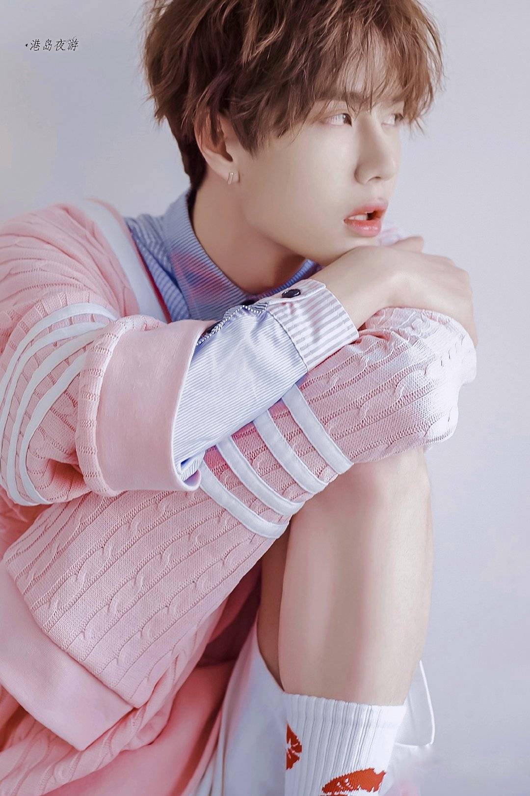 色调|当酷盖王一博与温柔针织衫碰撞，最经典时髦的5种穿法，可A可奶