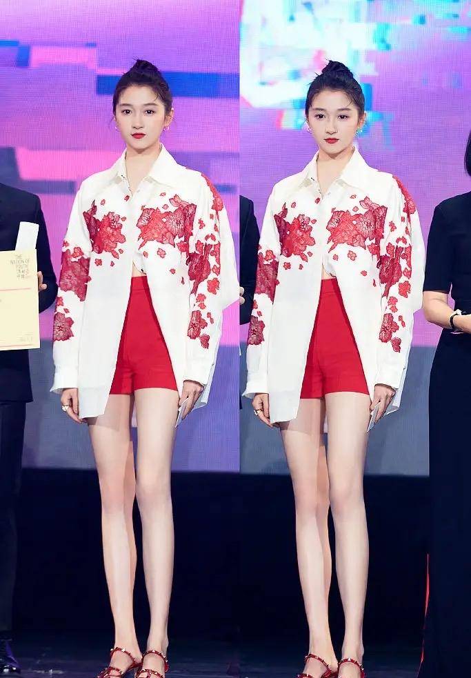身材|关晓彤玫瑰刺绣衬衫造型曝光！红白look女人味十足，大秀逆天长腿