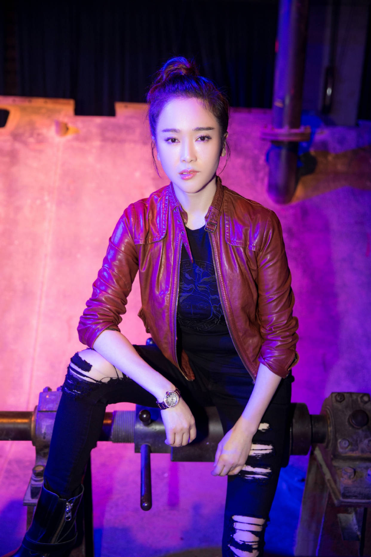 酒吧|当温柔恬静的左小青穿上皮夹克，网友：像乖乖女进了酒吧，太违和
