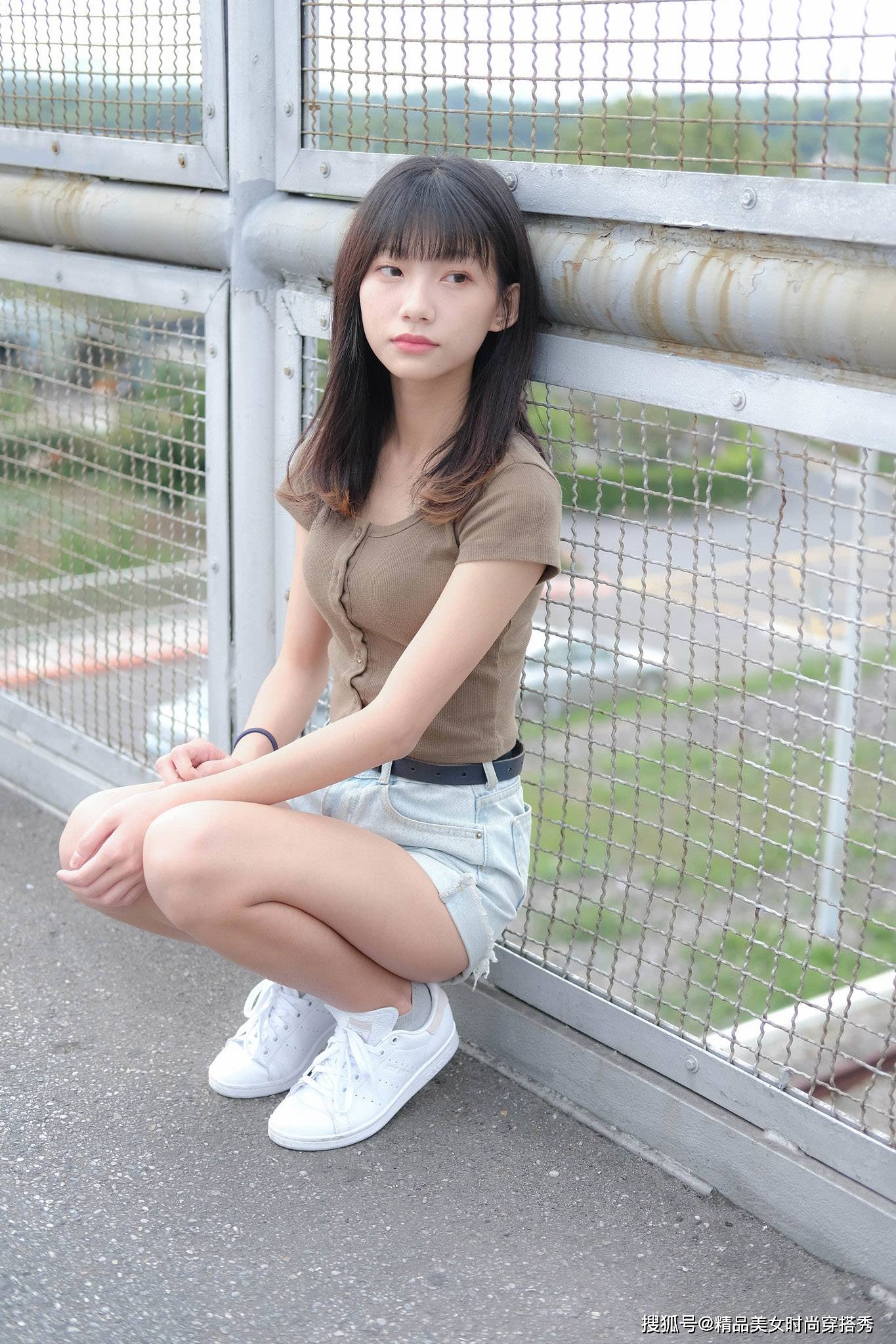 整体|水洗白的牛仔裤上身搭配一件短袖针织小衫，夏日里穿着清爽舒适