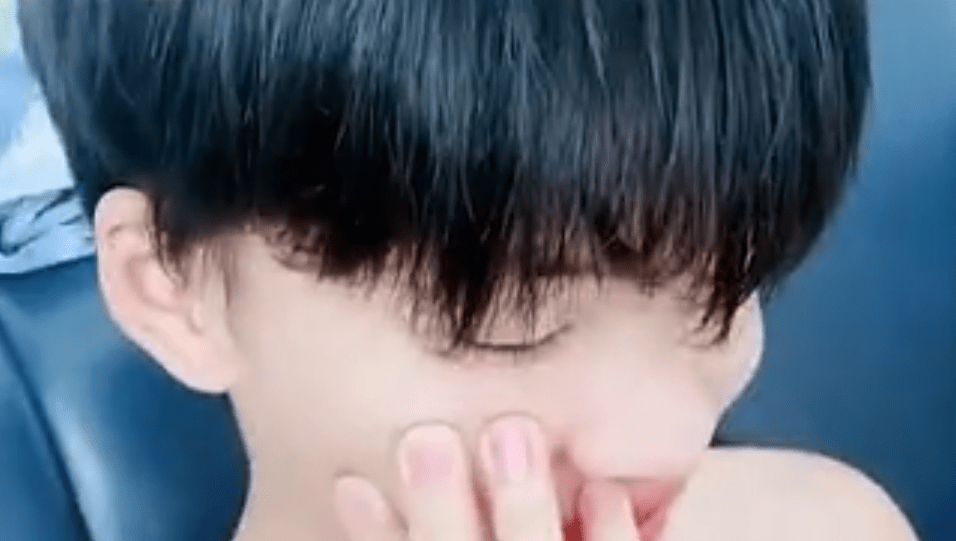 因为|大一新生放暑假回家，发现爸妈趁自己不在，生了个小18岁的二胎