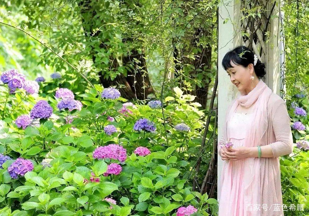 气质|拍出落落大方气质照,6个姿势学起来,中年青年女性拍照都适用