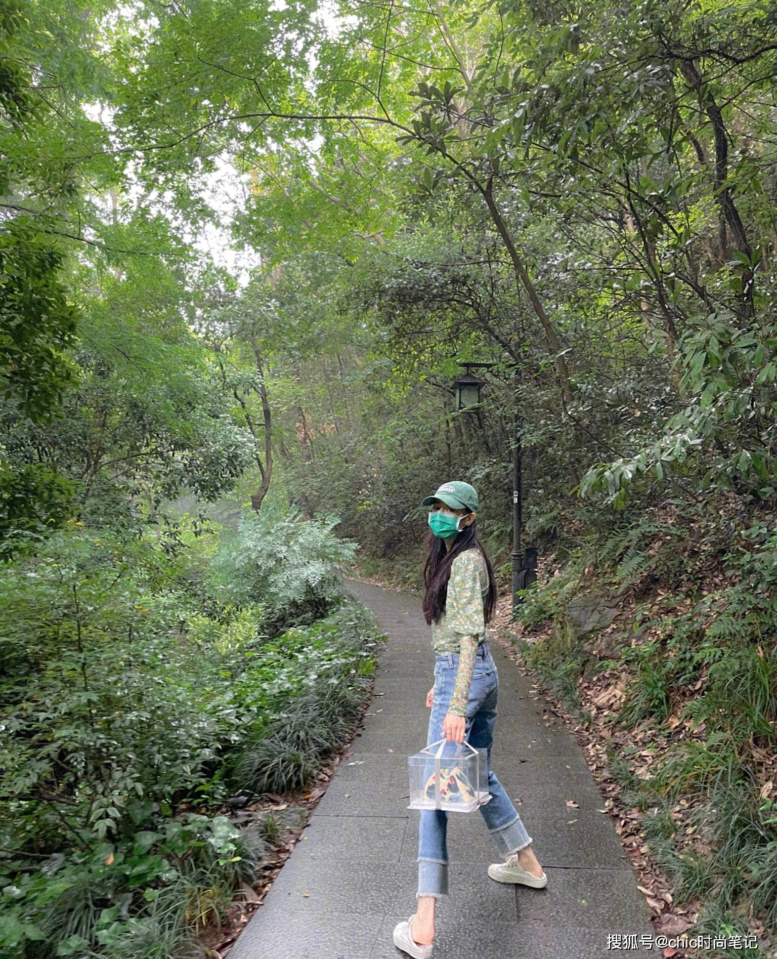 马尾|孟美岐黑色短袖配牛仔高腰裤，马尾霸气凛冽，山支大哥无疑了