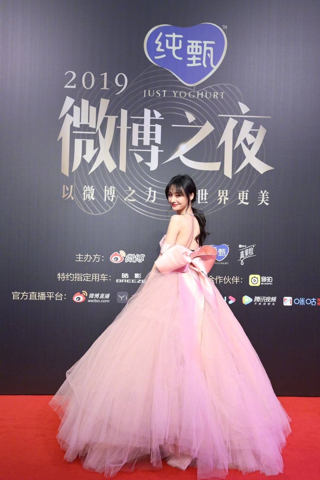 仙女|微博之夜仙女聚集！郑爽清纯宋祖儿甜美，吉娜一袭羽毛裙美出天际