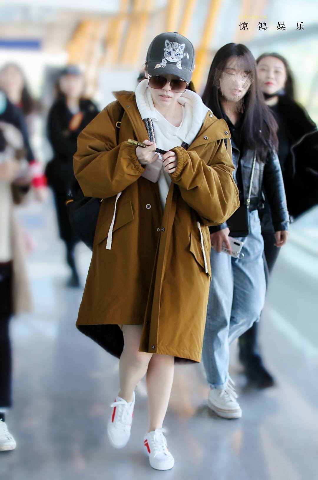 卫衣|张靓颖现身机场,上身夏天下身过夏天的造型,网友:真的不冷吗