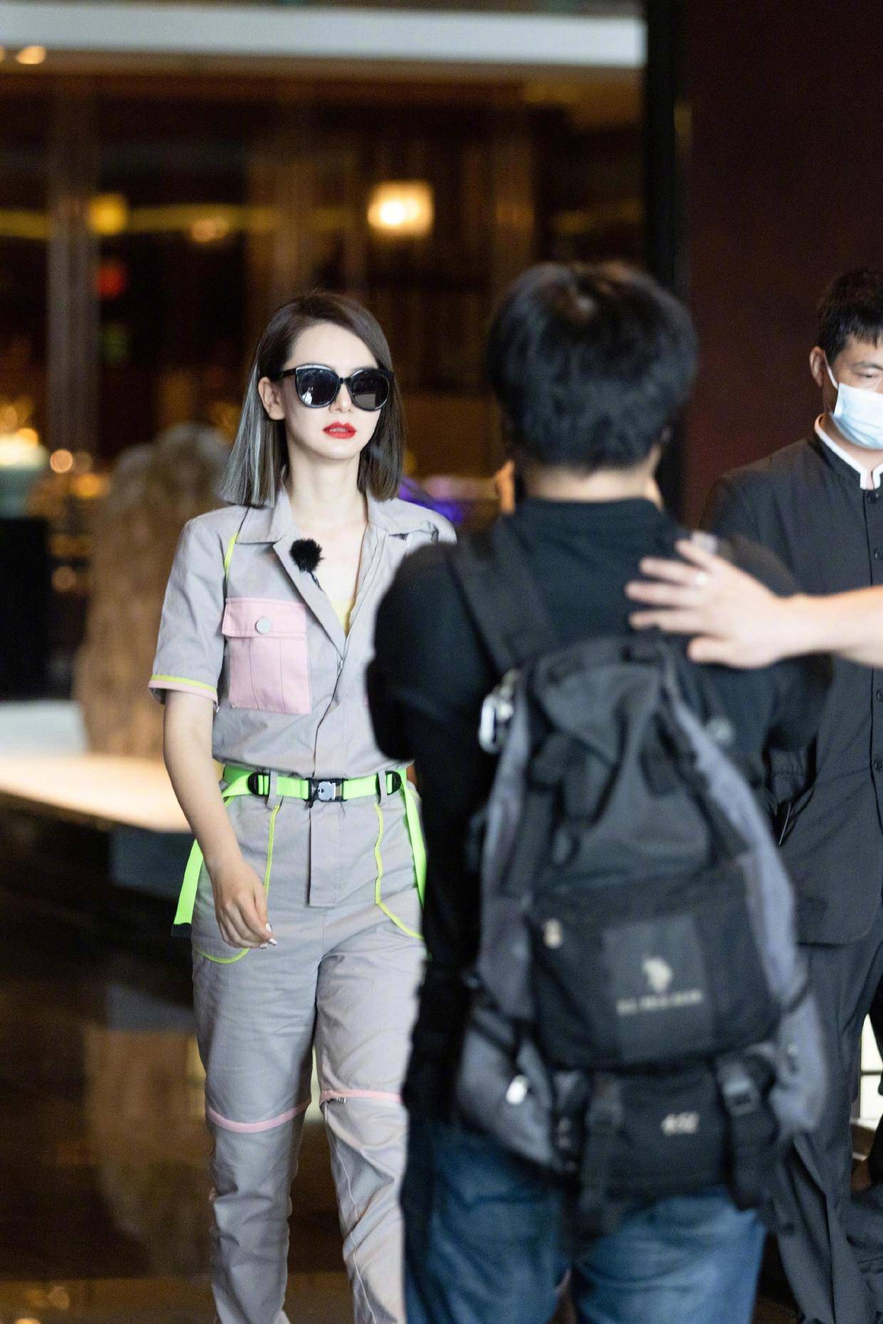 戚薇|戚薇真是个“?时髦精”,一身灰色工装风套装潇洒帅气,利落干练