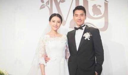 小腹|41岁高圆圆被疑怀二胎？紧身裙显小腹微凸，还不停抚摸腹部