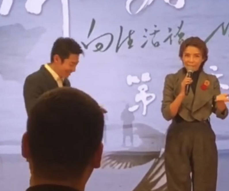 小腹|47岁朱迅小腹隆起被曝怀上二胎，她首度发声澄清：只是两个包！