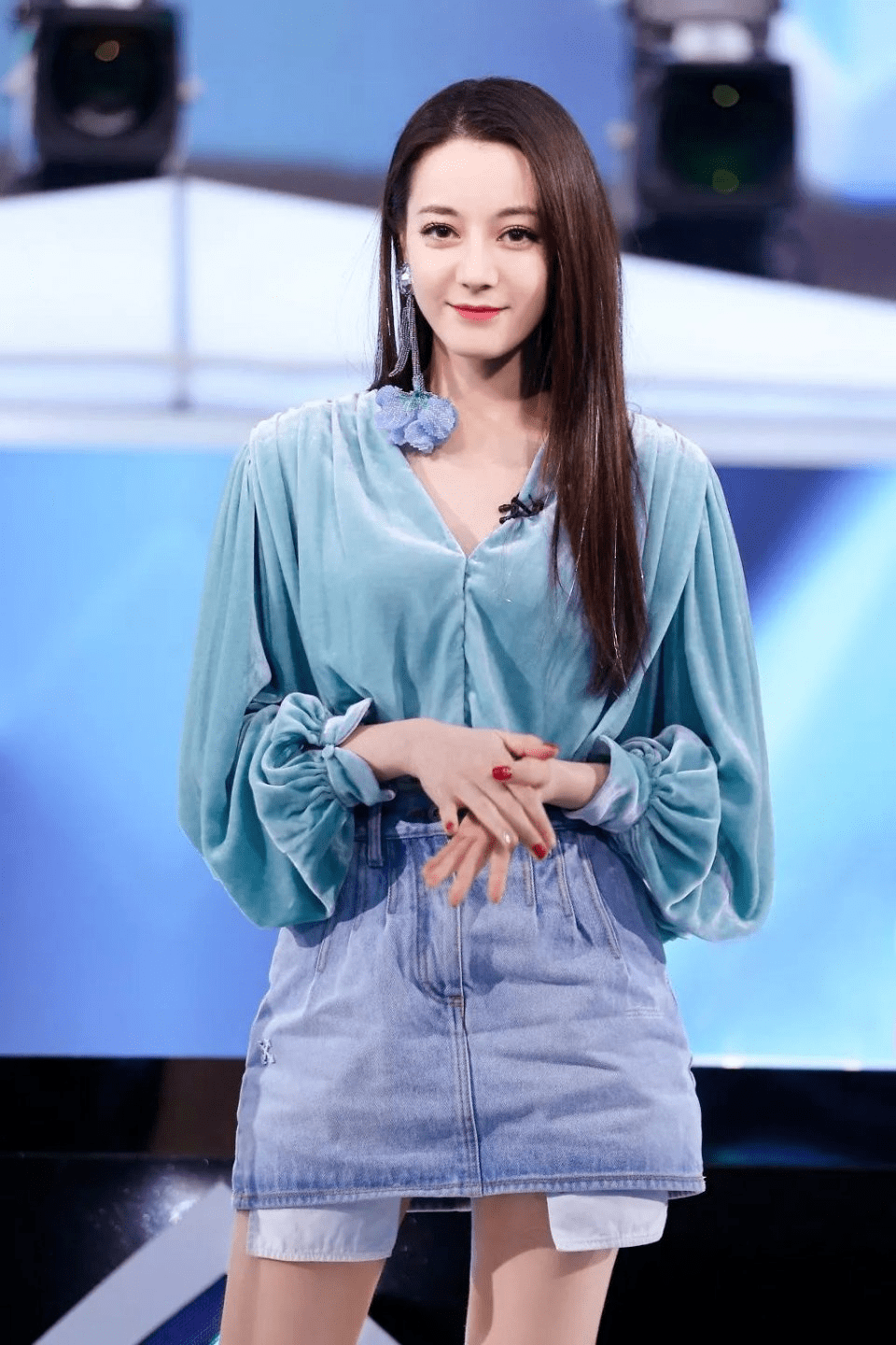 显得|迪丽热巴人美又会穿，一袭宝蓝色丝绒长裙高贵典雅，高级时髦