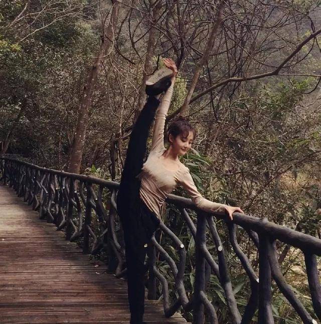 角色|她终于不演女主角，这次给虞书欣当配角，新剧造型美出新高度