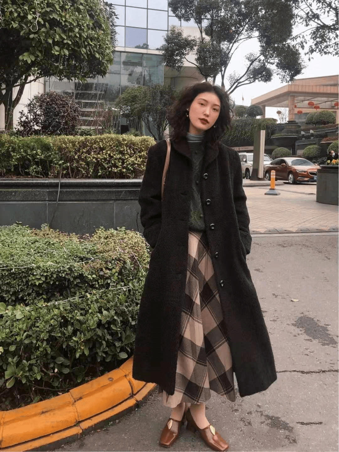 色调|拒绝黑色，暖夏这几种“复古色穿搭”受欢迎，高级摩登又提气质