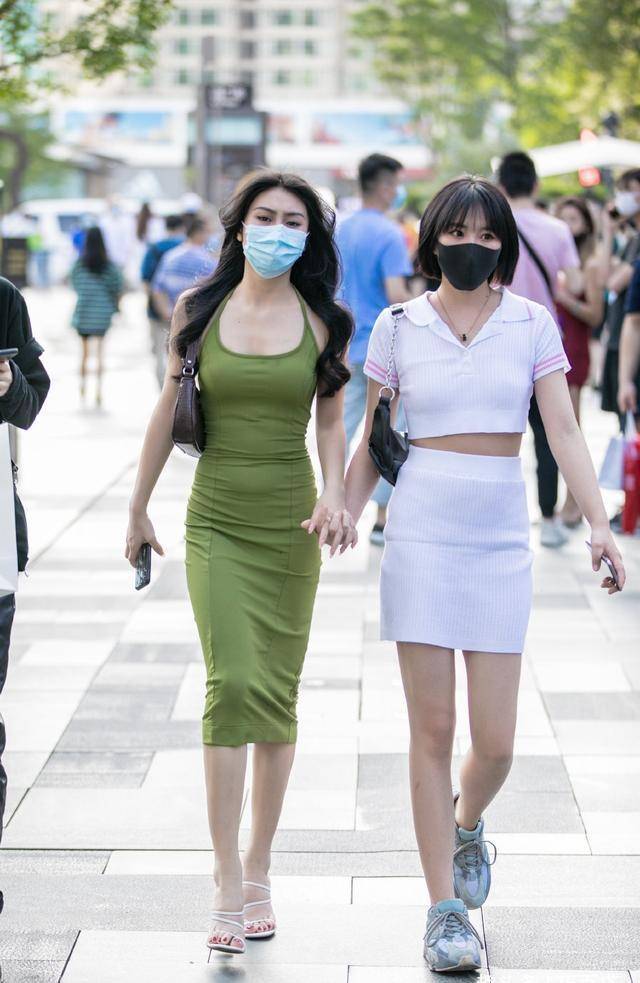 因为|露脐上衣太美太耀眼了,简单大气修饰身材,微胖女孩也能驾驭