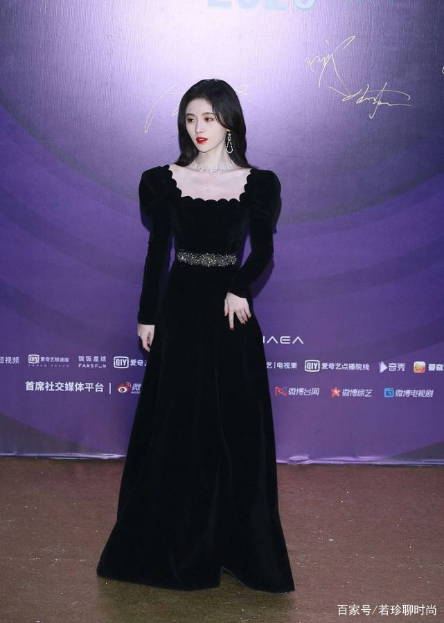 黑色|黑色裙子原来这么可爱，鞠婧祎穿温柔，欧阳娜娜穿的很清纯