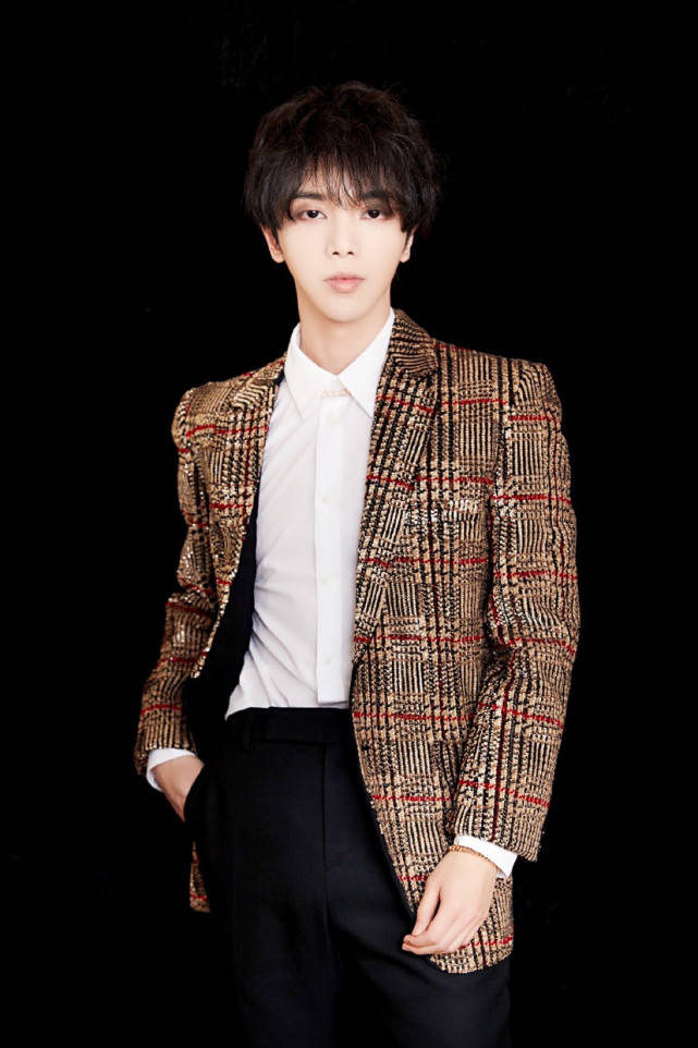 原创网友自称是华晨宇女友晒两人床上聊天视频曝张碧晨才是小三