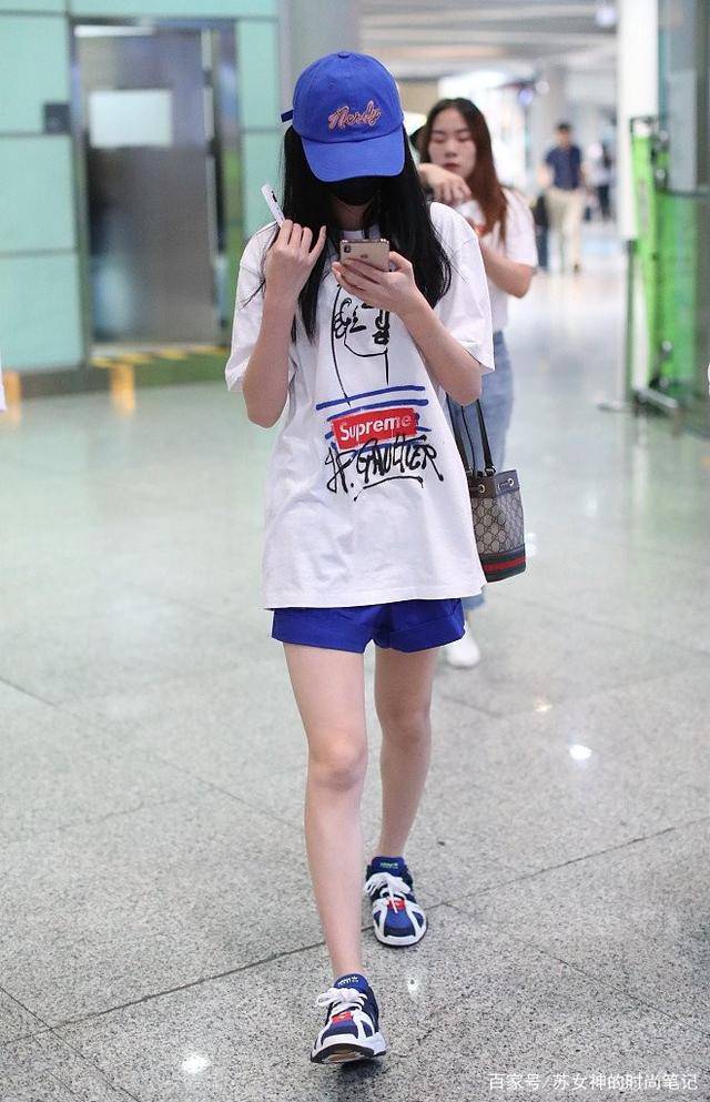 设计|“T恤塞裤腰”过时了，今夏明星都在这样穿，照着穿轻松美过路人