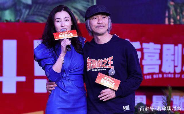 运动感|谁说头发白就不年轻，周星驰头发花白搂着张柏芝，也很时尚酷炫