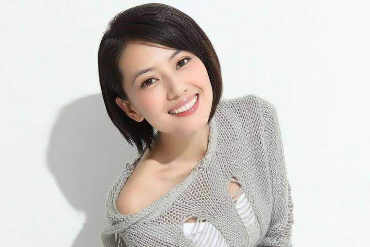 女神|41岁高圆圆工作被偷拍！紧身裙显小腹微凸，网友：怀二胎了吗？