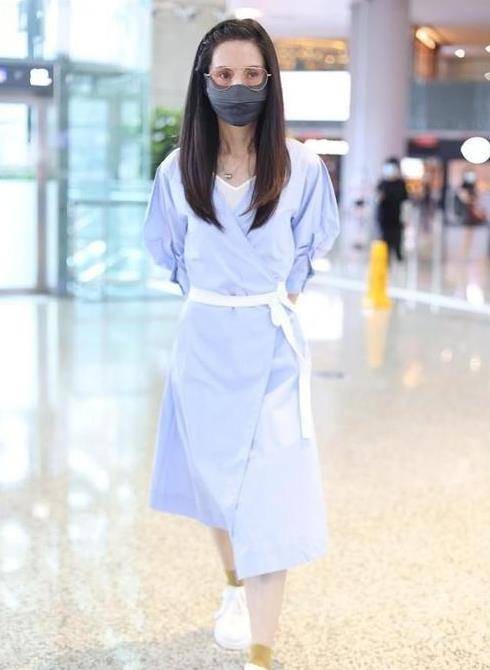 效果|54岁李若彤保养得好，光洁肌肤穿连衣裙，气质少女咋看咋显嫩