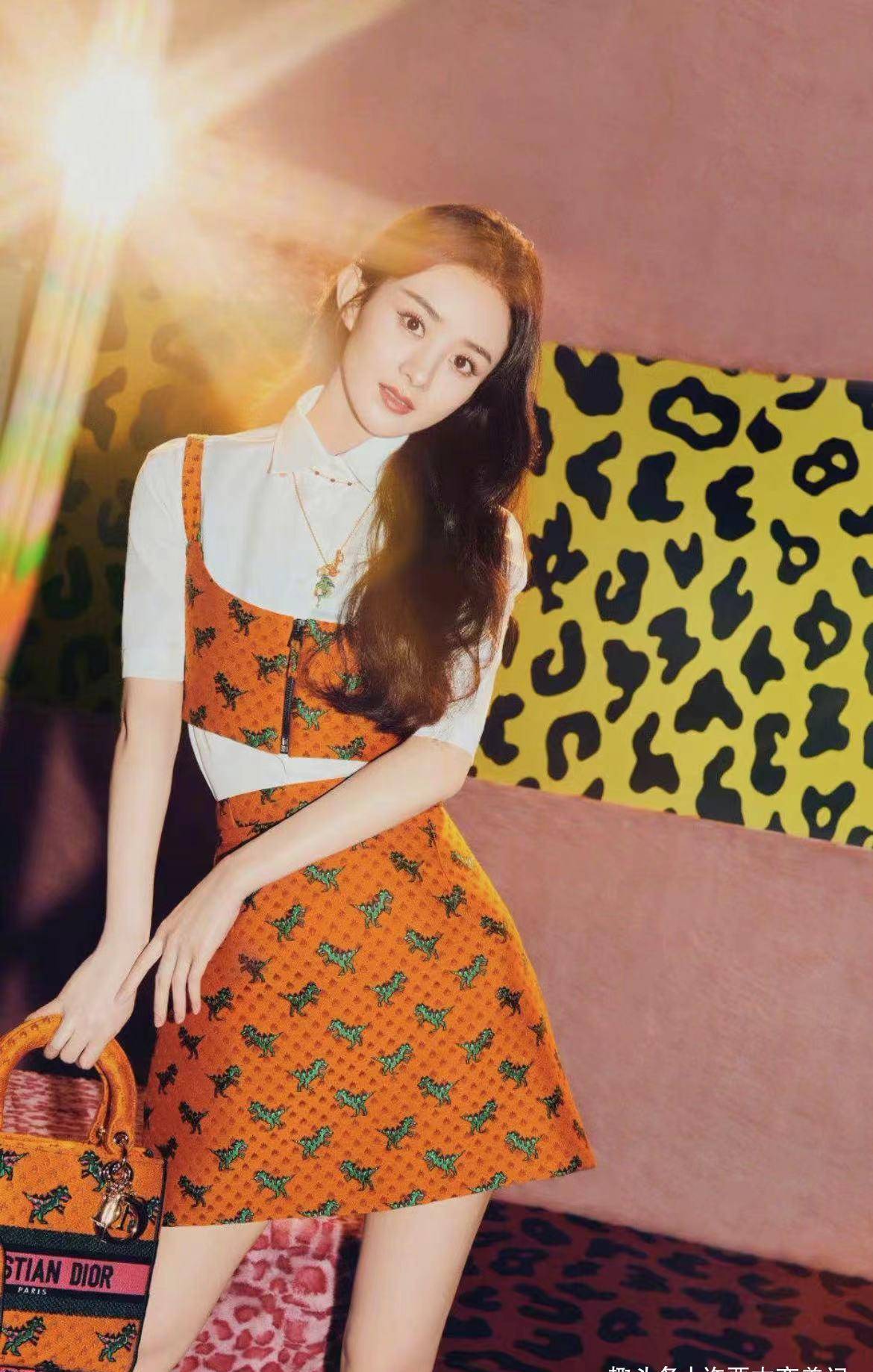 发型|被赵丽颖的初恋脸迷倒了!穿吊带裙配黑长直温柔浅笑,嫩得像18岁