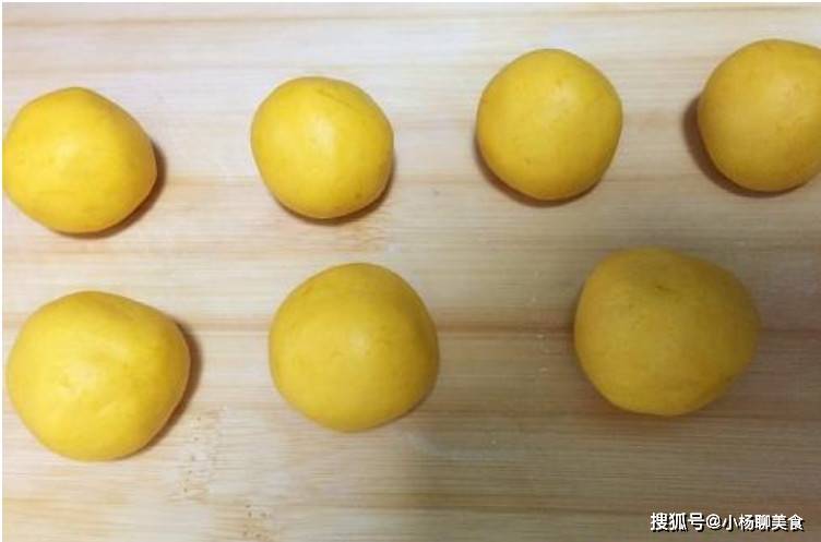 面团|这样制作出来的南瓜饼，好吃还有奶香味，孩子们很喜欢