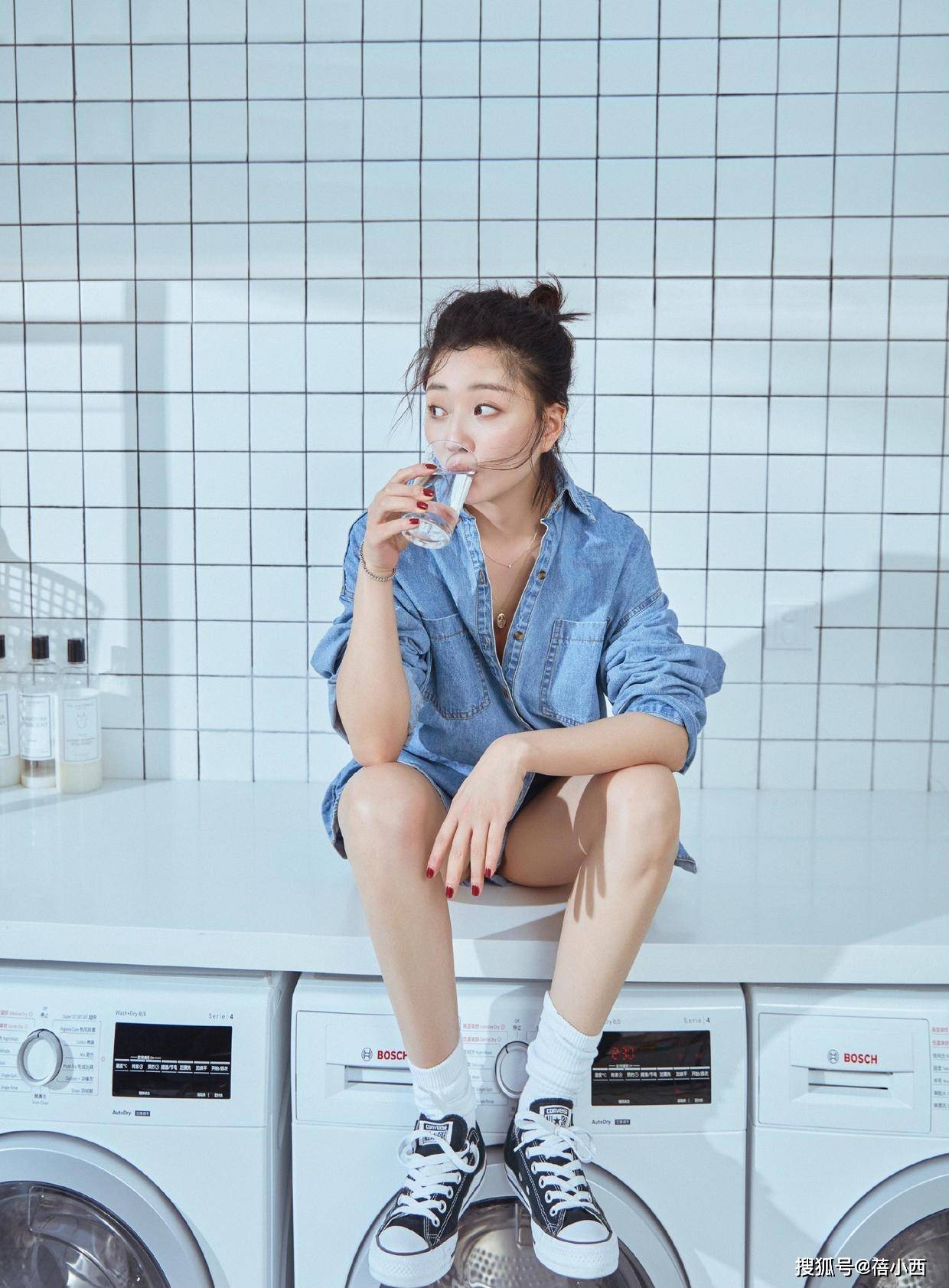 设计|殷桃又现馋人“饱满”身材，穿连衣裙领口开到腰，看着都怕她走光