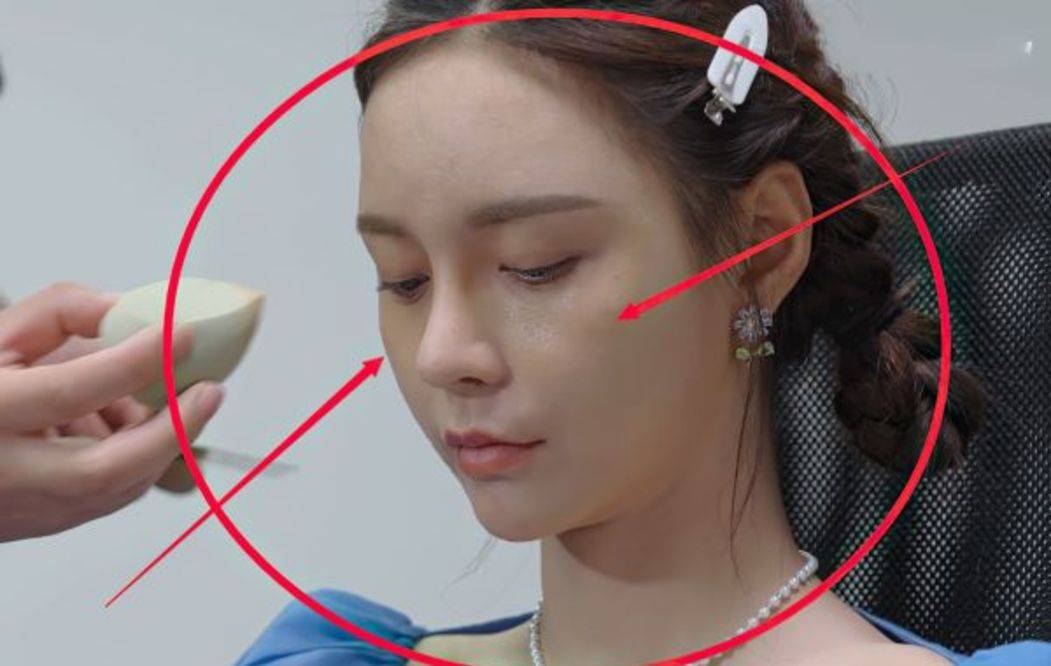 沈梦辰当众卸妆,擦掉粉底和眼线皮肤不黑,但肤质却令人意外_节目