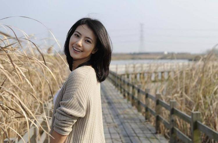 女神|41岁高圆圆工作被偷拍！紧身裙显小腹微凸，网友：怀二胎了吗？