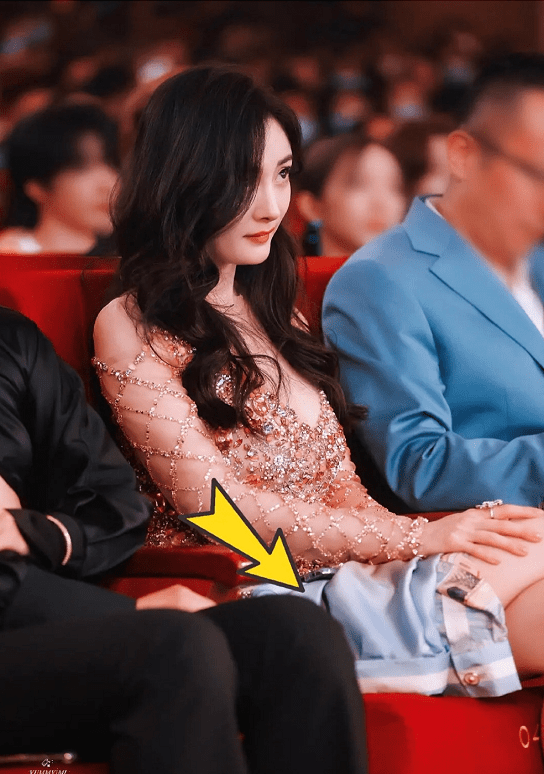 关系|杨幂和周笔畅不愧是铁闺蜜，笔笔担心杨幂裙子太短，举动超暖心
