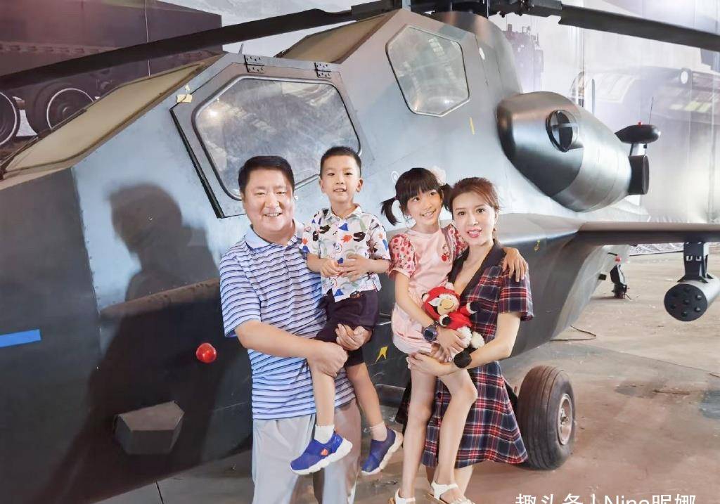 效果|金巧巧一家四口罕见同框，她穿连衣裙年轻像30岁，儿女颜值随爸爸