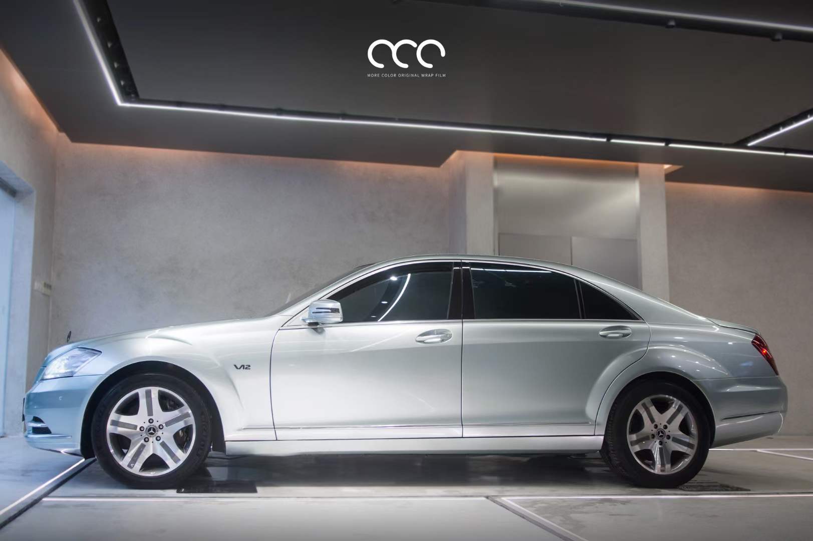 奔驰车身升级,装贴漫彩改色膜电镀金属银