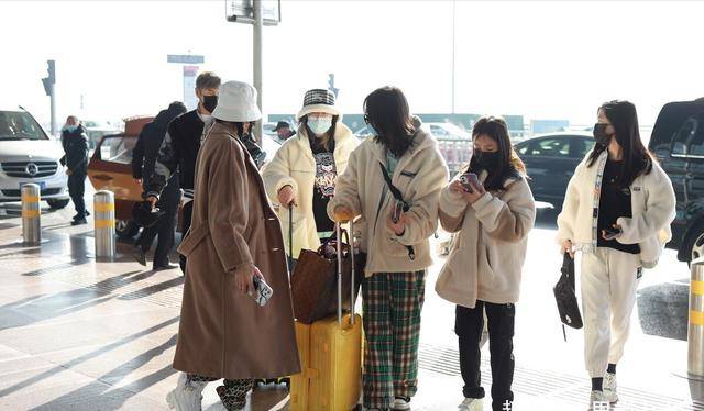 长女|钟丽缇一家五口走机场，长女回国过年变胖妞，12岁次女身高近1米7