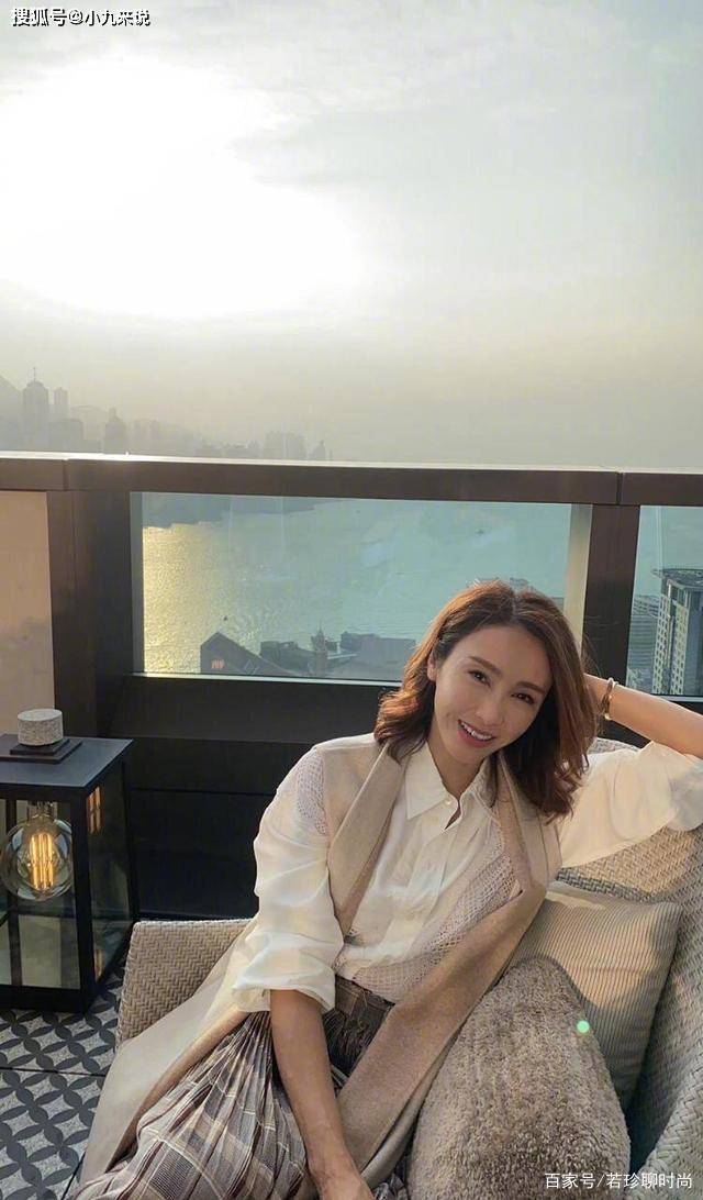 呢子|黎姿都是三个女儿的妈了,淡妆出镜还是这么美,两个小酒窝太显嫩