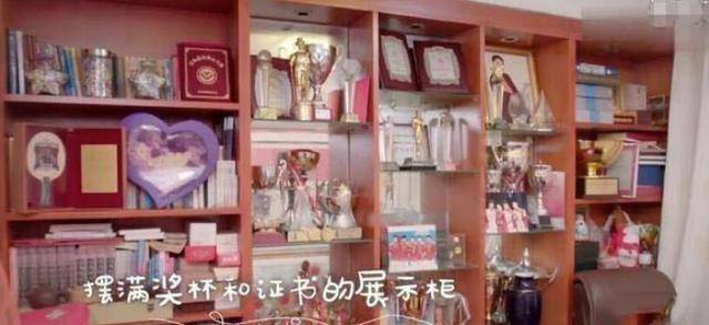 装饰柜子摆饰品 b42fe0f084b4432baf1012d62fe90ed6.jpeg