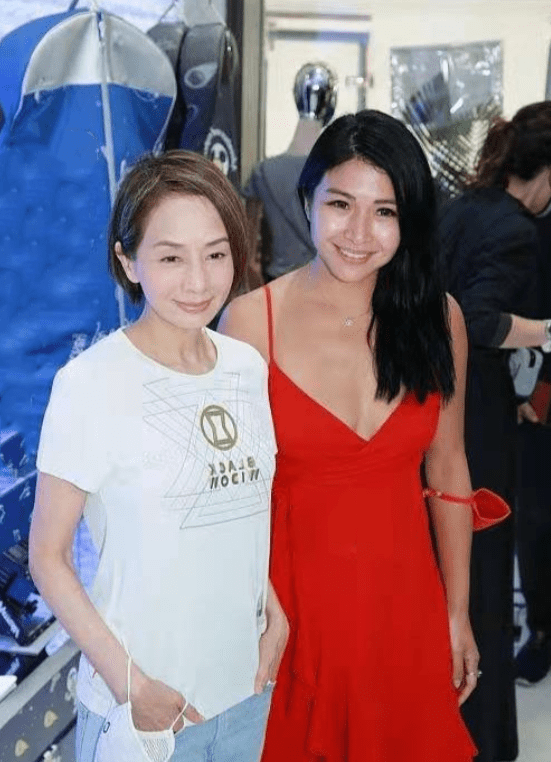 发型|61岁毛舜筠才是不老女神，白T恤配牛仔裤，简简单单穿出青春活力