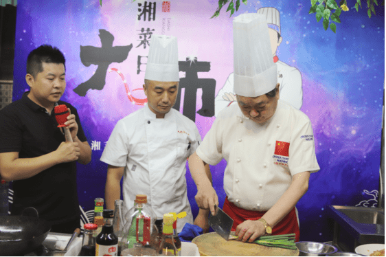 大师湘菜日湘菜泰斗王墨泉大师现场倾情演绎老湘菜与老刀工