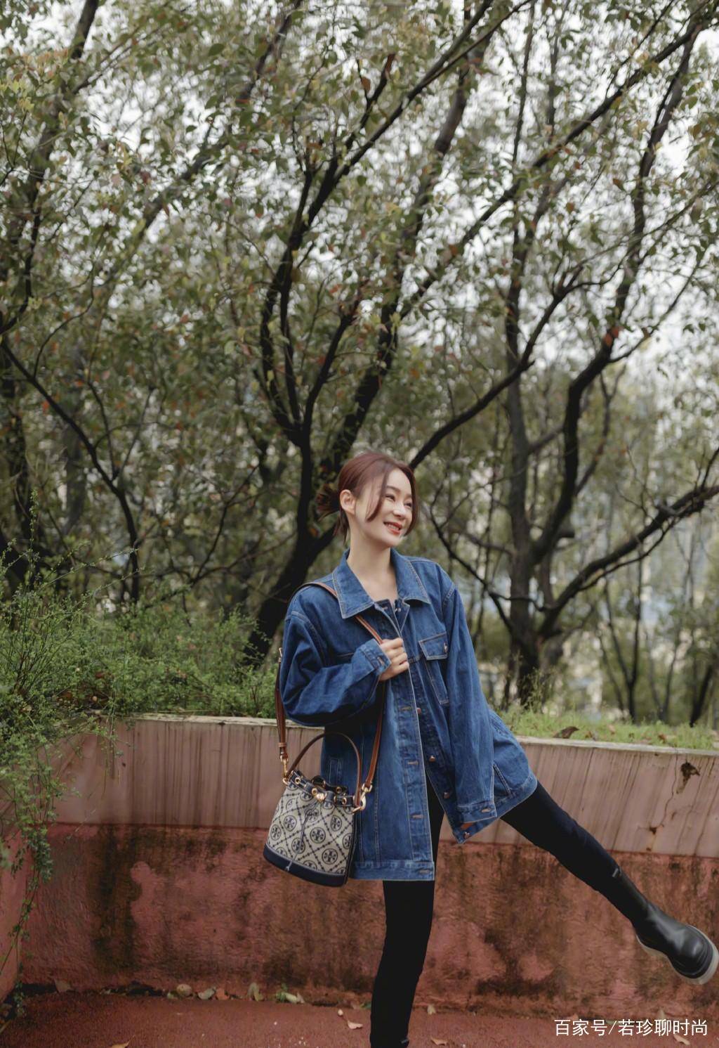 小姑娘|袁姗姗颜值真的高，出门穿得比大妈还老，也能穿出小姑娘的感觉
