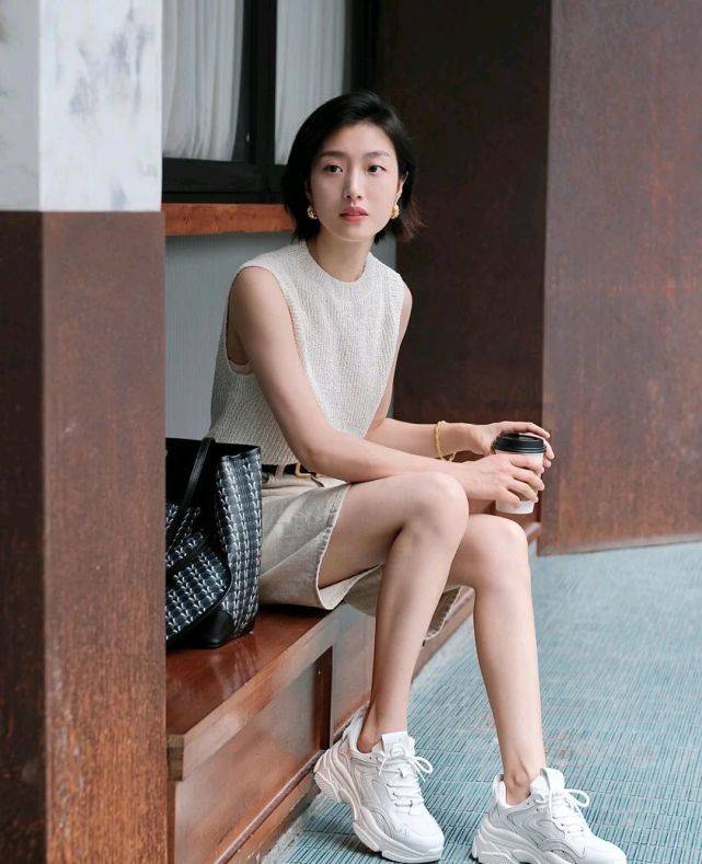 设计|平日出街穿什么才好看呢？简约优雅的穿搭，能在人群中美成焦点