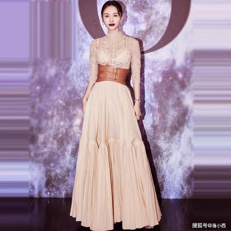 魅力|王子文姐弟恋后风格大变！穿西衣裙现“另类美”，人红果然气场大